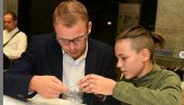УЧИО ДА ВЕЗЕ: Драшко Станивуковић се окушао у изради традиционалних рукотворина УЧИО ДА ВЕЗЕ: Драшко Станивуковић се окушао у изради традиционалних рукотворина