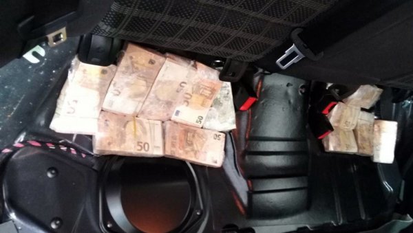 ПОЛИЦИЈА НА ХОРГОШУ ПРОНАШЛА НЕПРИЈАВЉЕНИХ 140.000 ЕВРА: Ухапшен мађарски држављанин - новац сакрио испод седишта и у касети ПОЛИЦИЈА НА ХОРГОШУ ПРОНАШЛА НЕПРИЈАВЉЕНИХ 140.000 ЕВРА: Ухапшен мађарски држављанин - новац сакрио испод седишта и у касети