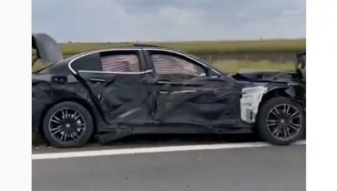 SAOBRAĆAJNA NESREĆA KOD INĐIJE: Automobil pored puta potpuno slupan - Saobraćaj se odvija usporeno (VIDEO) SAOBRAĆAJNA NESREĆA KOD INĐIJE: Automobil pored puta potpuno slupan - Saobraćaj se odvija usporeno (VIDEO)