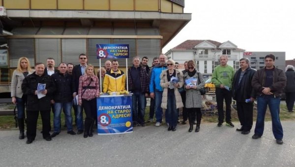 НОВЕ ЛАЖИ ДАНАСА: Зоран Медовић уништавао билборд са фотографијом председника - Тврди да није члан партије, слике показују супротно (ФОТО) НОВЕ ЛАЖИ ДАНАСА: Зоран Медовић уништавао билборд са фотографијом председника - Тврди да није члан партије, слике показују супротно (ФОТО)