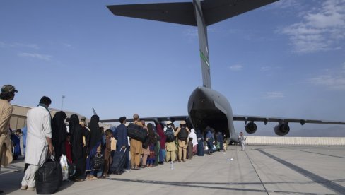 JOŠ JEDNA BEBA ROĐENA ZA VREME EVAKUACIJE: Avganistanka se porodila u avionu! JOŠ JEDNA BEBA ROĐENA ZA VREME EVAKUACIJE: Avganistanka se porodila u avionu!