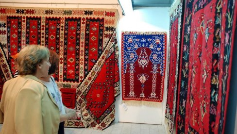 ЋИЛИМАРКЕ ИЗ БУГАРСКЕ: Пиротски Музеј “Понишавља” организовао манифестацију “Прича о ћилиму” ЋИЛИМАРКЕ ИЗ БУГАРСКЕ: Пиротски Музеј “Понишавља” организовао манифестацију “Прича о ћилиму”