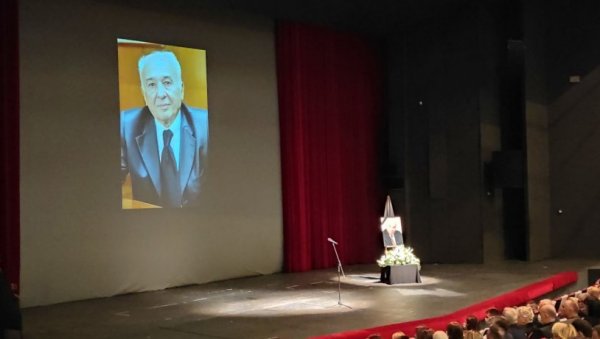 ОДРЖАНА КОМЕМОРАЦИЈА ЗОРАНУ ВУЧЕВИЋУ: Бројни пријатељи и поштоваоци опростили се од бившег председника Скупштине града Новог Сада (ФОТО) ОДРЖАНА КОМЕМОРАЦИЈА ЗОРАНУ ВУЧЕВИЋУ: Бројни пријатељи и поштоваоци опростили се од бившег председника Скупштине града Новог Сада (ФОТО)