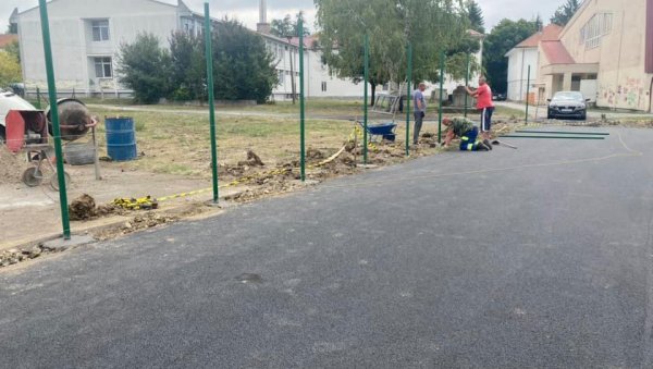 РЕКОНСТРУКЦИЈА КОШАРКАШКОГ ТЕРЕНА У РЕКОВЦУ: Радове финансирају Министарство омладине и спорта и локална самоуправа (ФОТО) РЕКОНСТРУКЦИЈА КОШАРКАШКОГ ТЕРЕНА У РЕКОВЦУ: Радове финансирају Министарство омладине и спорта и локална самоуправа (ФОТО)