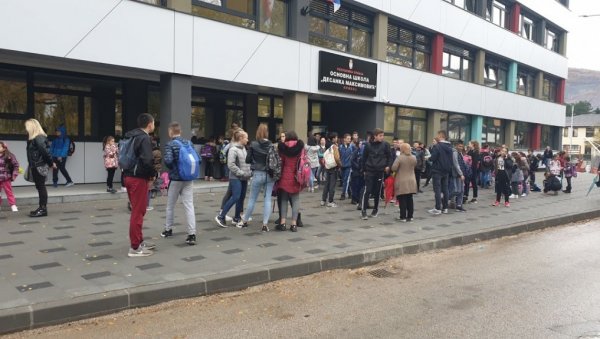 СВАКОМ ПРВАКУ 10.000 ДИНАРА: Општина Прибој новчано наградила школарце СВАКОМ ПРВАКУ 10.000 ДИНАРА: Општина Прибој новчано наградила школарце