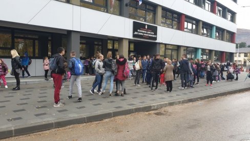 СВАКОМ ПРВАКУ 10.000 ДИНАРА: Општина Прибој новчано наградила школарце СВАКОМ ПРВАКУ 10.000 ДИНАРА: Општина Прибој новчано наградила школарце