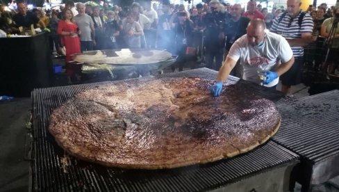 NAJVEĆA PLJESKAVICA NA SVETU NAPRAVLJENA U LESKOVCU: Oblikovana od čak 67 kilograma mesa - Oboren rekord! (FOTO) NAJVEĆA PLJESKAVICA NA SVETU NAPRAVLJENA U LESKOVCU: Oblikovana od čak 67 kilograma mesa - Oboren rekord! (FOTO)