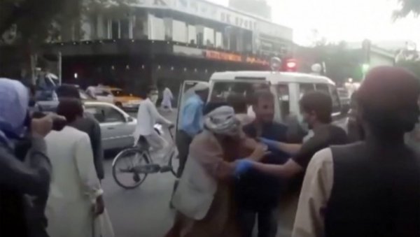 ЦРНИ БИЛАНС БОМБАШКИХ НАПАДА У КАБУЛУ: Више од 90 мртвих, опасност од нових експлозија ЦРНИ БИЛАНС БОМБАШКИХ НАПАДА У КАБУЛУ: Више од 90 мртвих, опасност од нових експлозија