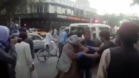 ЦРНИ БИЛАНС БОМБАШКИХ НАПАДА У КАБУЛУ: Више од 90 мртвих, опасност од нових експлозија ЦРНИ БИЛАНС БОМБАШКИХ НАПАДА У КАБУЛУ: Више од 90 мртвих, опасност од нових експлозија