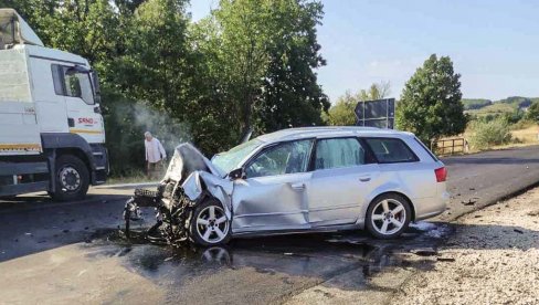 FOTOGRAFIJE SA MESTA SAOBRAĆAJNE NESREĆE: Poginula žena u udesu kod Zaječara - Vozači teško povređeni! FOTOGRAFIJE SA MESTA SAOBRAĆAJNE NESREĆE: Poginula žena u udesu kod Zaječara - Vozači teško povređeni!