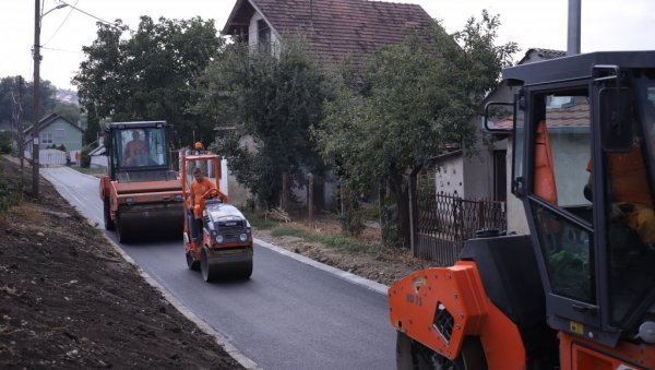 РЕШЕН ВИШЕДЕЦЕНИЈСКИ ПРОБЛЕМ: Становници крака Панонске улице у Вршцу добили асфалт РЕШЕН ВИШЕДЕЦЕНИЈСКИ ПРОБЛЕМ: Становници крака Панонске улице у Вршцу добили асфалт