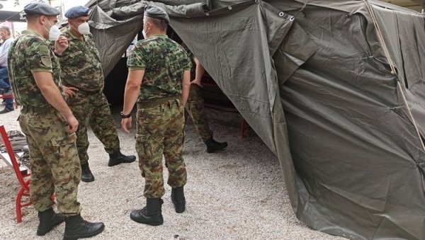 ПОСТАВЉЕНИ ШАТОРИ: Испред ковид амбуланте у згради АТД у Крагујевцу ПОСТАВЉЕНИ ШАТОРИ: Испред ковид амбуланте у згради АТД у Крагујевцу