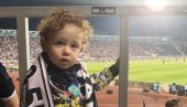 NAJMLAĐI PARTIZANOVAC BODRIO CRNO-BELE: Miloš iz Leposavića navijao kao mator (FOTO) NAJMLAĐI PARTIZANOVAC BODRIO CRNO-BELE: Miloš iz Leposavića navijao kao mator (FOTO)