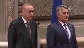 НЕМА ДОДИКА: Ердогана испред зграде Председништва дочекали Комшић и Џаферовић (ВИДЕО) НЕМА ДОДИКА: Ердогана испред зграде Председништва дочекали Комшић и Џаферовић (ВИДЕО)