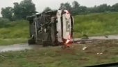 HAOS NA ULAZU U NOVI SAD: Uleteo u kružni tok, udario u banderu pa se prevrnuo (VIDEO) HAOS NA ULAZU U NOVI SAD: Uleteo u kružni tok, udario u banderu pa se prevrnuo (VIDEO)