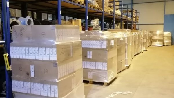 ВЕСИЋ САОПШТИО СЈАЈНЕ ВЕСТИ: Лаптопови за београдске учитеље и наставнике стигли у Београд (ФОТО) ВЕСИЋ САОПШТИО СЈАЈНЕ ВЕСТИ: Лаптопови за београдске учитеље и наставнике стигли у Београд (ФОТО)