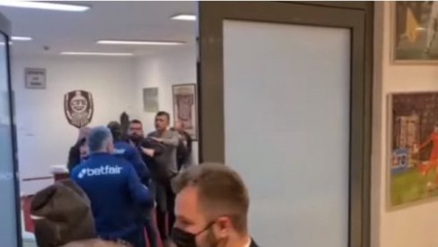 ТУЧА У КЛУЖУ НАКОН МЕЧА СА ЗВЕЗДОМ: Власник клуба наместио батине председнику, послао телохранитеље у свлачионицу (ВИДЕО) ТУЧА У КЛУЖУ НАКОН МЕЧА СА ЗВЕЗДОМ: Власник клуба наместио батине председнику, послао телохранитеље у свлачионицу (ВИДЕО)