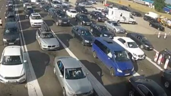 ВЕЛИКЕ ГУЖВЕ НА ГРАНИЧНИМ ПРЕЛАЗИМА: На излаз из Србије се чека и по два сата ВЕЛИКЕ ГУЖВЕ НА ГРАНИЧНИМ ПРЕЛАЗИМА: На излаз из Србије се чека и по два сата