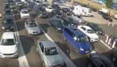 ВЕЛИКЕ ГУЖВЕ НА ГРАНИЧНИМ ПРЕЛАЗИМА: На излаз из Србије се чека и по два сата ВЕЛИКЕ ГУЖВЕ НА ГРАНИЧНИМ ПРЕЛАЗИМА: На излаз из Србије се чека и по два сата