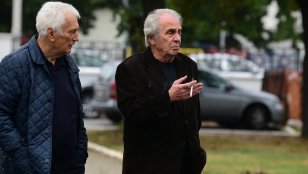 ГОРАН СУЛТАНОВИЋ ЈЕДВА ЗАДРЖАО СУЗЕ: Глумац скрхан на сахрани Ланета Гутовића (ВИДЕО) ГОРАН СУЛТАНОВИЋ ЈЕДВА ЗАДРЖАО СУЗЕ: Глумац скрхан на сахрани Ланета Гутовића (ВИДЕО)