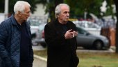 ГОРАН СУЛТАНОВИЋ ЈЕДВА ЗАДРЖАО СУЗЕ: Глумац скрхан на сахрани Ланета Гутовића (ВИДЕО) ГОРАН СУЛТАНОВИЋ ЈЕДВА ЗАДРЖАО СУЗЕ: Глумац скрхан на сахрани Ланета Гутовића (ВИДЕО)