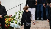 ВЕСНА ТРИВАЛИЋ НЕ МОЖЕ ДА САКРИЈЕ ТУГУ: Легендарна Цакана из Отворених врата дошла да ода последњу почаст Ланету Гутовићу (ФОТО/ВИДЕО)