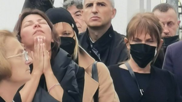 НАЈПОТРЕСНИЈИ ПРИЗОР НА ЛАНЕТОВОЈ САХРАНИ: Када је почело опело Милена Васић је само склопила руке и подигла поглед ка небу (ФОТО/ВИДЕО) НАЈПОТРЕСНИЈИ ПРИЗОР НА ЛАНЕТОВОЈ САХРАНИ: Када је почело опело Милена Васић је само склопила руке и подигла поглед ка небу (ФОТО/ВИДЕО)