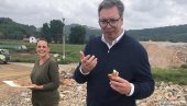 PRSTE DA POLIŽEŠ! Predsednik na putu do Kosjerića probao kolače (FOTO) PRSTE DA POLIŽEŠ! Predsednik na putu do Kosjerića probao kolače (FOTO)
