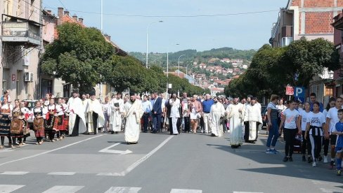 ЛИТИЈЕ ОД ТИЈАБАРЕ ДО ПАЗАРА: У Пироту обележена Велика Госпојина, градска слава ЛИТИЈЕ ОД ТИЈАБАРЕ ДО ПАЗАРА: У Пироту обележена Велика Госпојина, градска слава