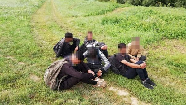 ЗАУСТАВЉЕН 51 ИЛЕГАЛНИ МИГРАНТ: Чешки и мађарски полицајци пресрели групу код Сегедина ЗАУСТАВЉЕН 51 ИЛЕГАЛНИ МИГРАНТ: Чешки и мађарски полицајци пресрели групу код Сегедина