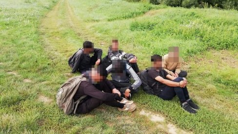MAĐARI NEDELJNO VRATE U SRBIJU 300 MIGRANATA! Novosti sa žiteljima pograničnih mesta Srbije na izbegličkoj ruti ka severnom susedu MAĐARI NEDELJNO VRATE U SRBIJU 300 MIGRANATA! Novosti sa žiteljima pograničnih mesta Srbije na izbegličkoj ruti ka severnom susedu