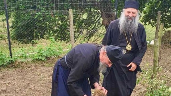 ПАТРИЈАРХ ПОРФИРИЈЕ У МАНАСТИРУ ЛЕПАВИНА: Недостају ми ти једноставни, благословени послови ПАТРИЈАРХ ПОРФИРИЈЕ У МАНАСТИРУ ЛЕПАВИНА: Недостају ми ти једноставни, благословени послови