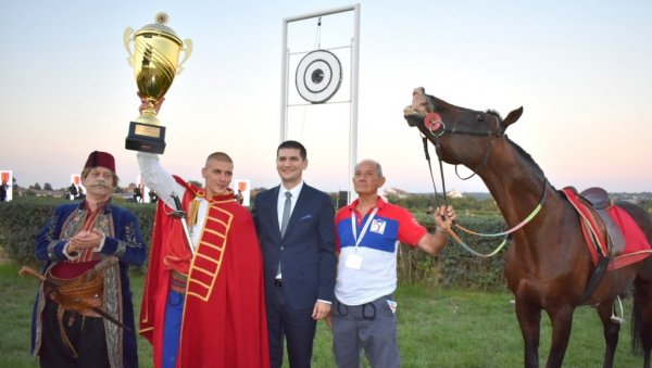 НЕВИЛ ИМА 20 ГОДИНА И У ОДЛИЧНОЈ ЈЕ ФОРМИ Марко Миленковић на коњу ветерану јуриша на шесту титулу Љубичевског витеза НЕВИЛ ИМА 20 ГОДИНА И У ОДЛИЧНОЈ ЈЕ ФОРМИ Марко Миленковић на коњу ветерану јуриша на шесту титулу Љубичевског витеза
