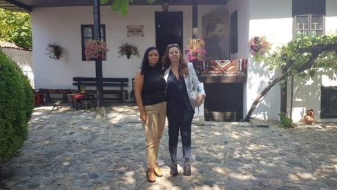 КАТАРИНА РАДИВОЈЕВИЋ ПОСЕТИЛА МУЗЕЈ КУЋУ БОРЕ СТАНКОВИЋА: Глумица ужива у Врању након успешне премијере филма Нечиста крв - грех предака КАТАРИНА РАДИВОЈЕВИЋ ПОСЕТИЛА МУЗЕЈ КУЋУ БОРЕ СТАНКОВИЋА: Глумица ужива у Врању након успешне премијере филма Нечиста крв - грех предака