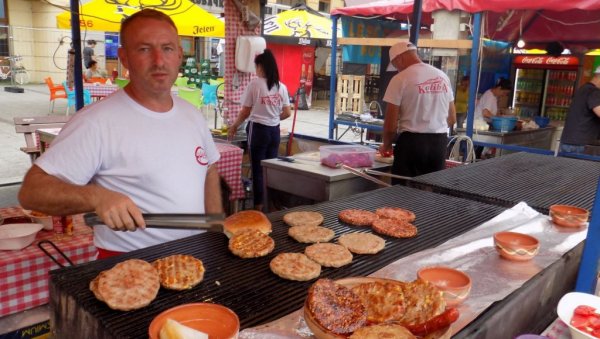 ПАНДЕМИЈА ПРОРЕДИЛА РОШТИЉЏИЈЕ: Корона умањила број учесника и посетилаца једне од највећих гастрономских манифестација у нашој земљи ПАНДЕМИЈА ПРОРЕДИЛА РОШТИЉЏИЈЕ: Корона умањила број учесника и посетилаца једне од највећих гастрономских манифестација у нашој земљи