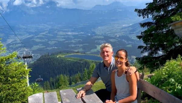 НИШТА НИЈЕ ДОВОЉНО ВИСОКО: Ана Ивановић и Бастијан Швајнштајгер на планини НИШТА НИЈЕ ДОВОЉНО ВИСОКО: Ана Ивановић и Бастијан Швајнштајгер на планини