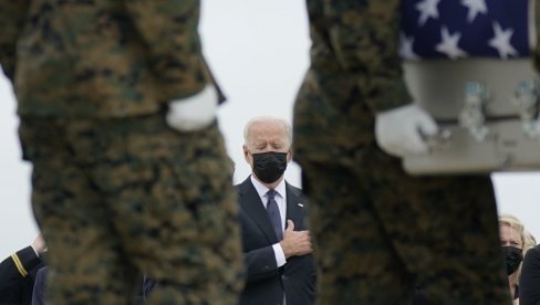ТУЖАН ДАН ЗА АМЕРИКУ: Бајден дочекао тела војника страдалих у Авганистану (ФОТО) ТУЖАН ДАН ЗА АМЕРИКУ: Бајден дочекао тела војника страдалих у Авганистану (ФОТО)