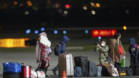 AVGANISTANCI SLETELI U PRIŠTINU: Prva grupa izbeglica došla u srpsku južnu pokrajinu AVGANISTANCI SLETELI U PRIŠTINU: Prva grupa izbeglica došla u srpsku južnu pokrajinu