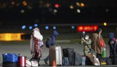 АВГАНИСТАНЦИ СЛЕТЕЛИ У ПРИШТИНУ: Прва група избеглица дошла у српску јужну покрајину АВГАНИСТАНЦИ СЛЕТЕЛИ У ПРИШТИНУ: Прва група избеглица дошла у српску јужну покрајину