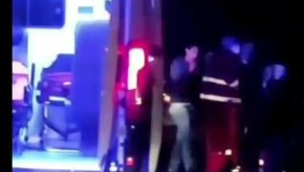 СНИМАК СА МЕСТА НЕСРЕЋЕ У ЗЕМУН ПОЉУ: Погинула девојка - четири особе хитно пребачене у Ургентни ценар (ВИДЕО) СНИМАК СА МЕСТА НЕСРЕЋЕ У ЗЕМУН ПОЉУ: Погинула девојка - четири особе хитно пребачене у Ургентни ценар (ВИДЕО)