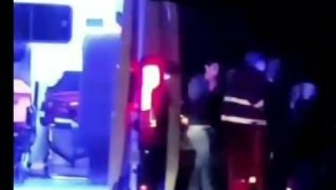 СНИМАК СА МЕСТА НЕСРЕЋЕ У ЗЕМУН ПОЉУ: Погинула девојка - четири особе хитно пребачене у Ургентни ценар (ВИДЕО) СНИМАК СА МЕСТА НЕСРЕЋЕ У ЗЕМУН ПОЉУ: Погинула девојка - четири особе хитно пребачене у Ургентни ценар (ВИДЕО)