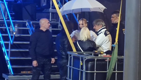 ЈЕЛЕНА РОЗГА ЗАПАЛИЛА ЗРЕЊАНИН: Певачицу ни киша није спречила да одржи фантастичан концерт (ФОТО) ЈЕЛЕНА РОЗГА ЗАПАЛИЛА ЗРЕЊАНИН: Певачицу ни киша није спречила да одржи фантастичан концерт (ФОТО)