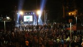 ПУБЛИКА УЖИВАЛА НА „СТРИТ-АРТ“ ФЕСТИВАЛУ: „Артан Лили“ и „Негатив“ одушевили Краљевчане ПУБЛИКА УЖИВАЛА НА „СТРИТ-АРТ“ ФЕСТИВАЛУ: „Артан Лили“ и „Негатив“ одушевили Краљевчане