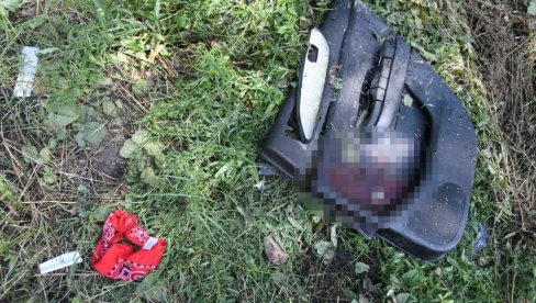 ЈЕЗИВЕ ФОТОГРАФИЈЕ СА МЕСТА НЕСРЕЋЕ У ЗЕМУН ПОЉУ: На путу остали само ранац, папуче и марама, бандера пукла на два дела ЈЕЗИВЕ ФОТОГРАФИЈЕ СА МЕСТА НЕСРЕЋЕ У ЗЕМУН ПОЉУ: На путу остали само ранац, папуче и марама, бандера пукла на два дела