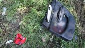 ЈЕЗИВЕ ФОТОГРАФИЈЕ СА МЕСТА НЕСРЕЋЕ У ЗЕМУН ПОЉУ: На путу остали само ранац, папуче и марама, бандера пукла на два дела ЈЕЗИВЕ ФОТОГРАФИЈЕ СА МЕСТА НЕСРЕЋЕ У ЗЕМУН ПОЉУ: На путу остали само ранац, папуче и марама, бандера пукла на два дела