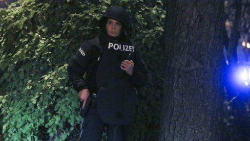 ДРЖАВЉАНИНА БиХ ЛОВЕ ПО ШУМАМА: Бившу жену убио шипком у Аустрији, полиција сумња да је извршио самоубиство ДРЖАВЉАНИНА БиХ ЛОВЕ ПО ШУМАМА: Бившу жену убио шипком у Аустрији, полиција сумња да је извршио самоубиство