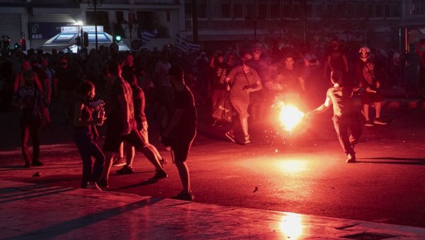 ПОТПУНИ ХАОС У СОЛУНУ, ПОЛИЦИЈА ИСПАЛИЛА СУЗАВАЦ: Антиваксери опет напали чуваре реда, покушали да се пробију до Мицотакиса (ФОТО/ВИДЕО) ПОТПУНИ ХАОС У СОЛУНУ, ПОЛИЦИЈА ИСПАЛИЛА СУЗАВАЦ: Антиваксери опет напали чуваре реда, покушали да се пробију до Мицотакиса (ФОТО/ВИДЕО)