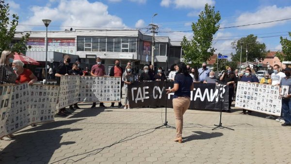 ГОДИНЕ ПРОЛАЗЕ, МИ ЧЕКАМО ПРАВДУ! Међународни дан несталих лица обележен у Грачаници ГОДИНЕ ПРОЛАЗЕ, МИ ЧЕКАМО ПРАВДУ! Међународни дан несталих лица обележен у Грачаници