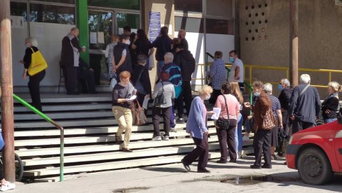 ВЕЛИКО ИНТЕРЕСОВАЊЕ ЗА ТРЕЋУ ДОЗУ: Зрењанинци у реду чекају да приме бустер вакцину ВЕЛИКО ИНТЕРЕСОВАЊЕ ЗА ТРЕЋУ ДОЗУ: Зрењанинци у реду чекају да приме бустер вакцину