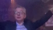 VOLIM DA PLEŠEM Britanski ministar uživao u tehno klubu, svi pričaju o snimku (VIDEO) VOLIM DA PLEŠEM Britanski ministar uživao u tehno klubu, svi pričaju o snimku (VIDEO)